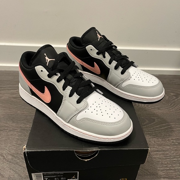 Jordan 1 low - brand new, bought and they are too small. 100% authentic. - Picture 1 of 5